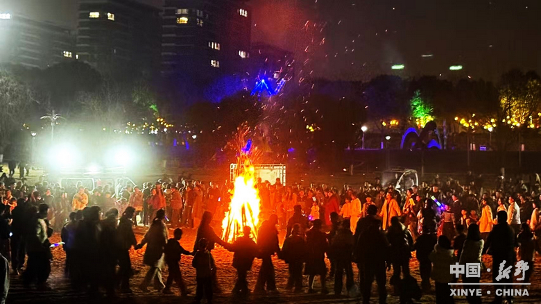 万象更新迎马岁 万家欢腾享新春