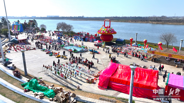 万象更新迎马岁 万家欢腾享新春