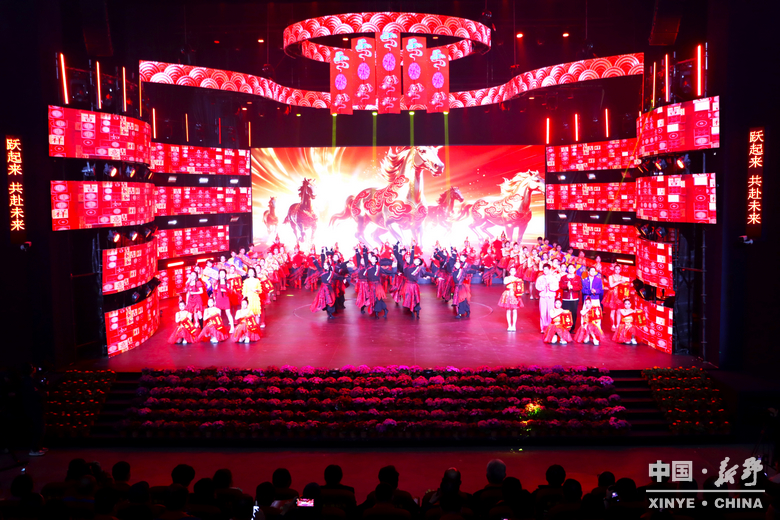 万象更新迎马岁 万家欢腾享新春