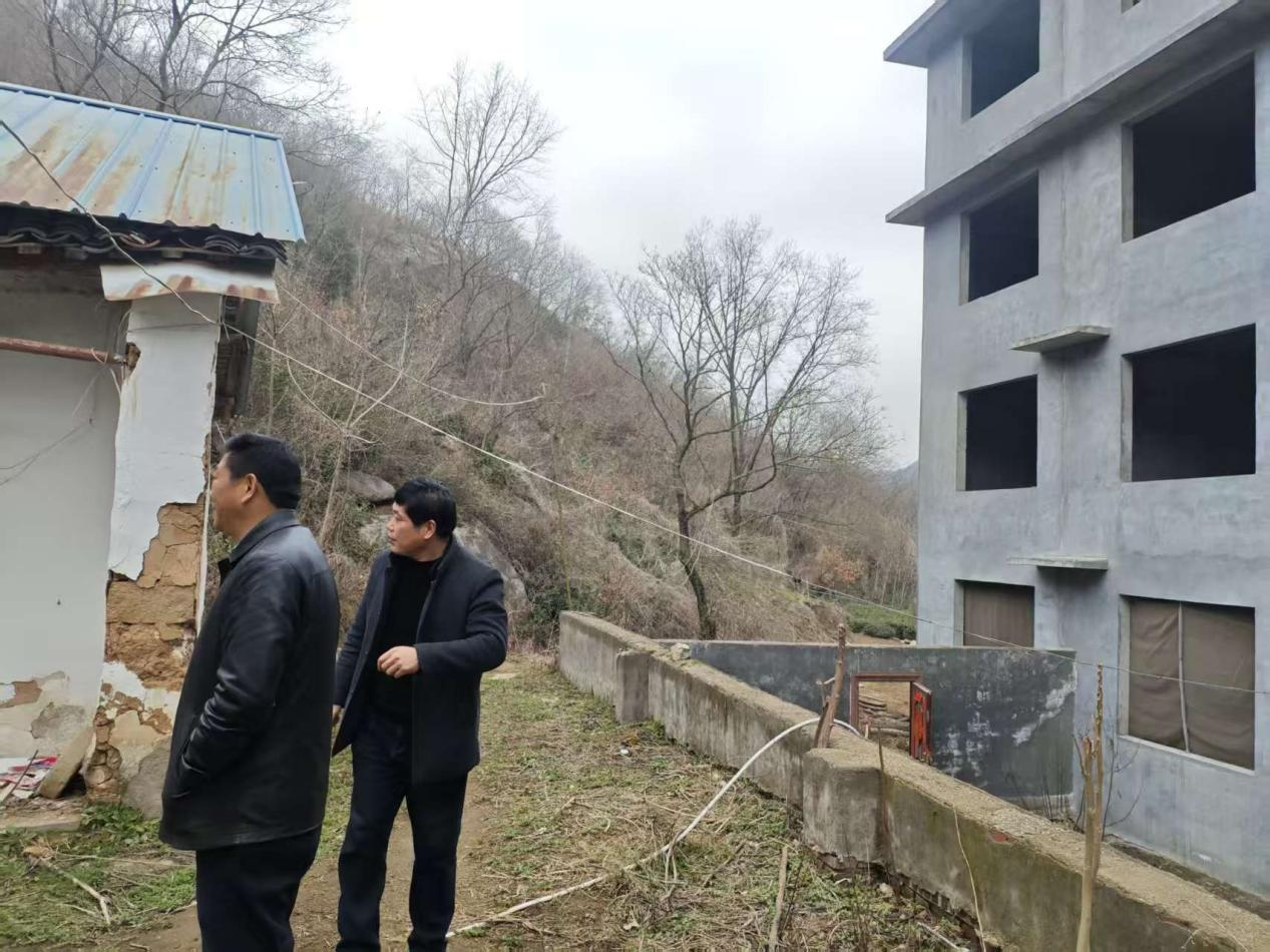 现场把脉问诊 聚力破解难题 桐柏县龙潭河景区领导深入盐店组调研违建清理整治工作
