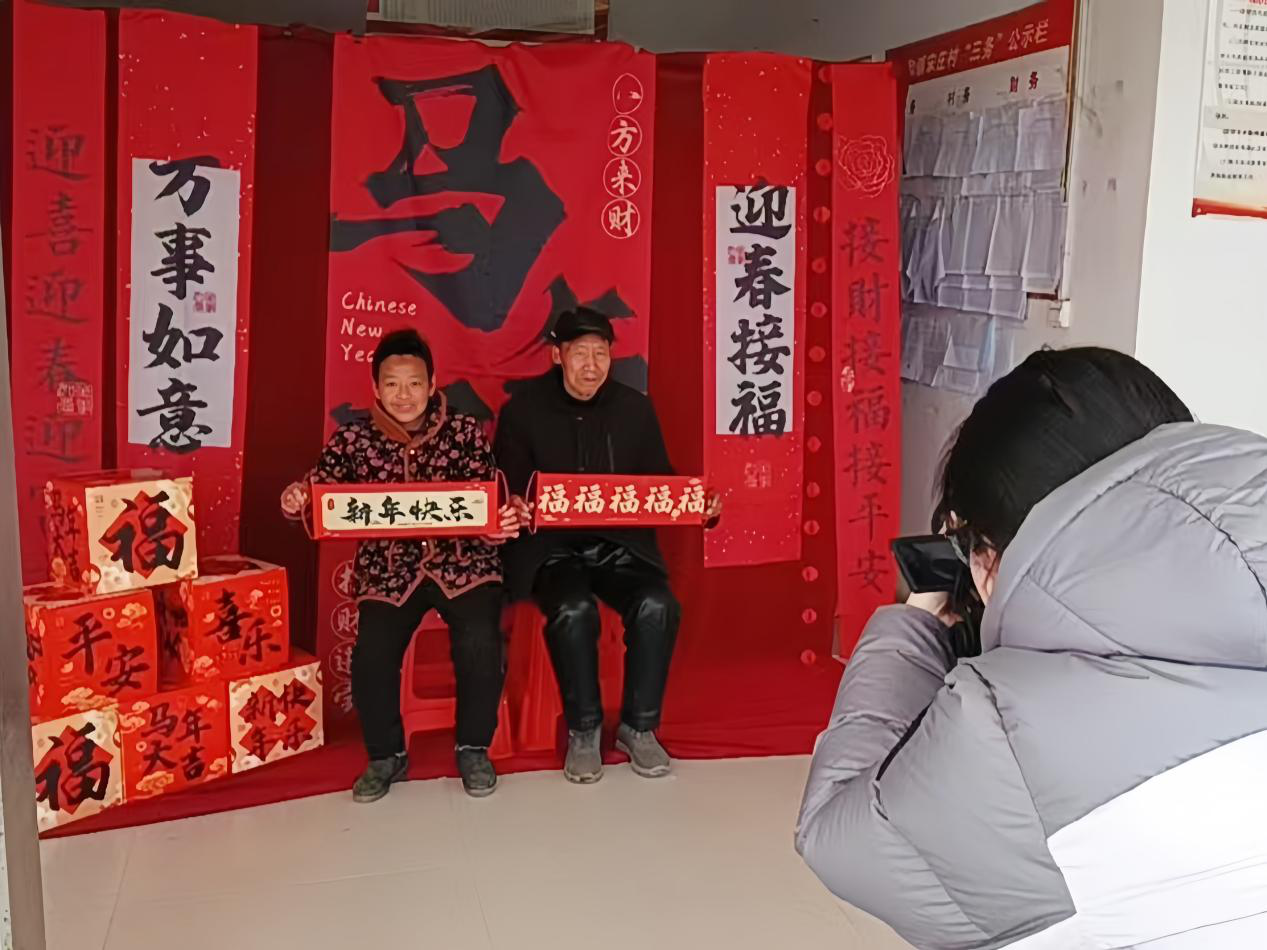新春留影暖人心 驻村工作队“照”亮夕阳红 新春留影暖人心 驻村工作队“照”亮夕阳红