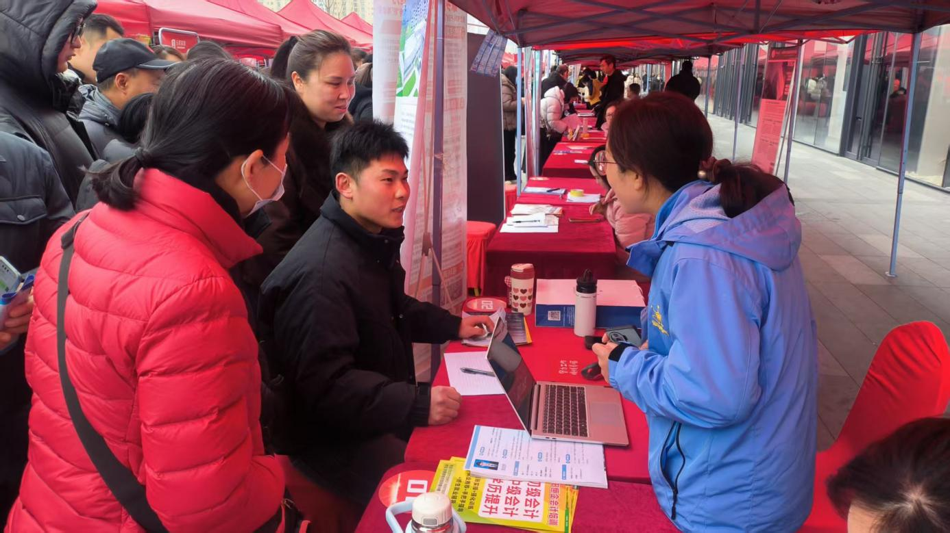 南阳市成功举办2026年春风行动就业援助季专场招聘暨春暖农民工活动