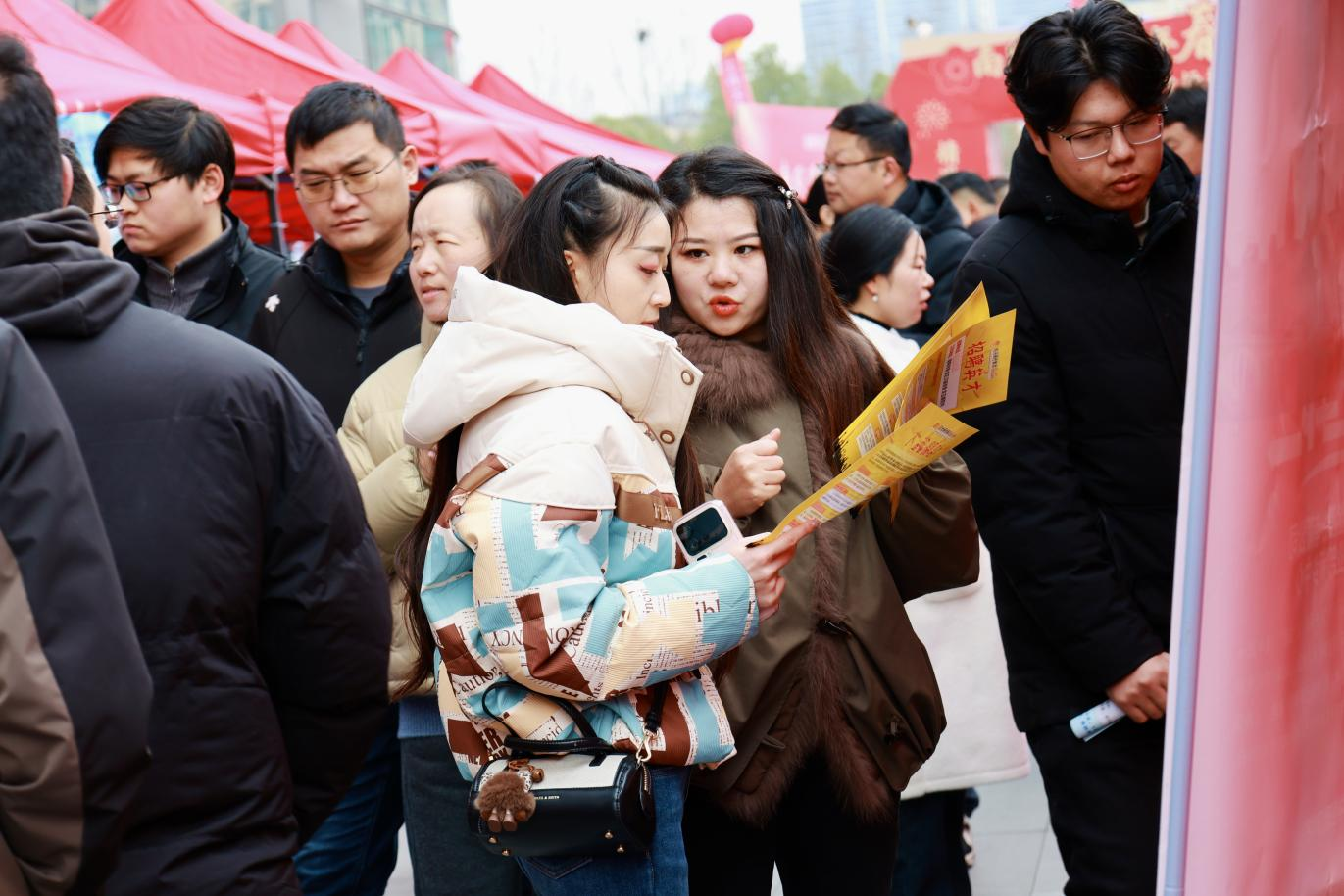 南阳市成功举办2026年春风行动就业援助季专场招聘暨春暖农民工活动