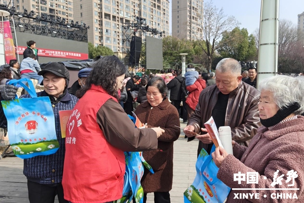 法治春风润心田 元宵普法正当时  ——县司法局在春风绿地广场开展普法宣传活动