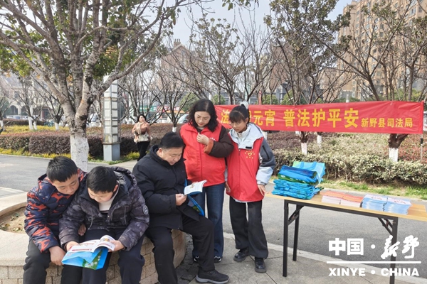 法治春风润心田 元宵普法正当时  ——县司法局在春风绿地广场开展普法宣传活动