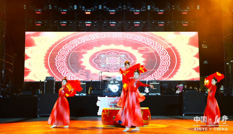 民俗欢腾闹元夕 华灯溢彩赴春约