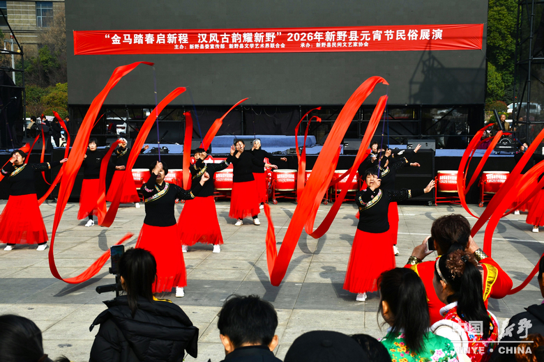 民俗欢腾闹元夕 华灯溢彩赴春约