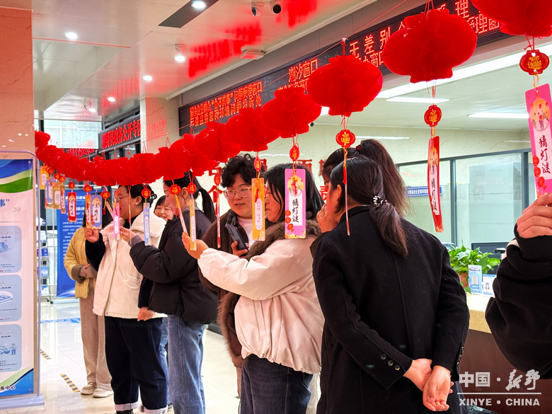 民俗欢腾闹元夕 华灯溢彩赴春约