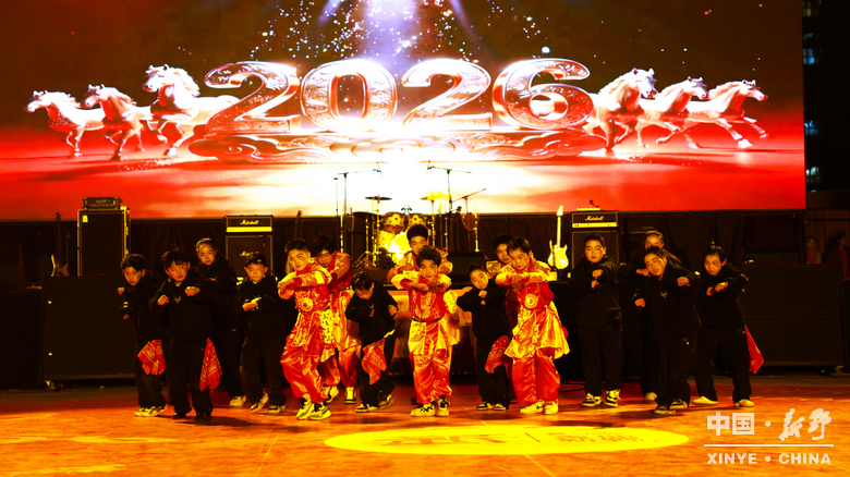 民俗欢腾闹元夕 华灯溢彩赴春约