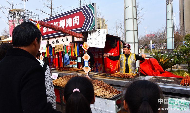 民俗欢腾闹元夕 华灯溢彩赴春约