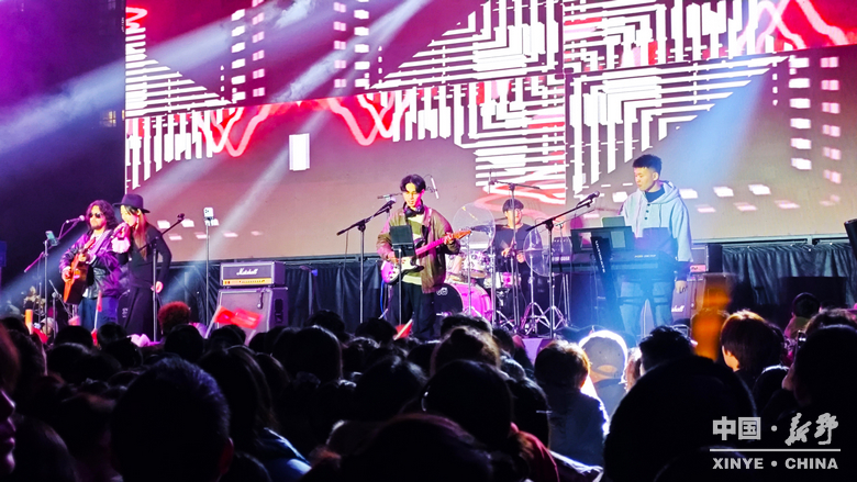 民俗欢腾闹元夕 华灯溢彩赴春约