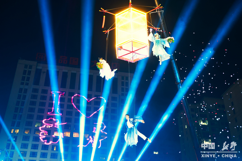 民俗欢腾闹元夕 华灯溢彩赴春约