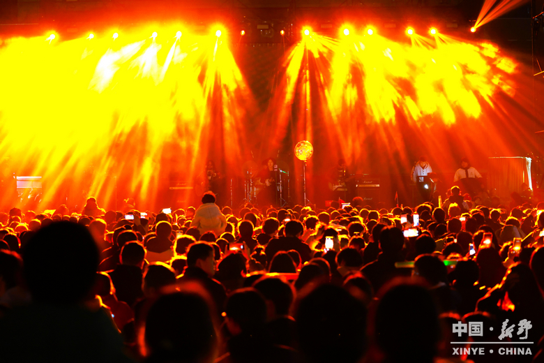 民俗欢腾闹元夕 华灯溢彩赴春约