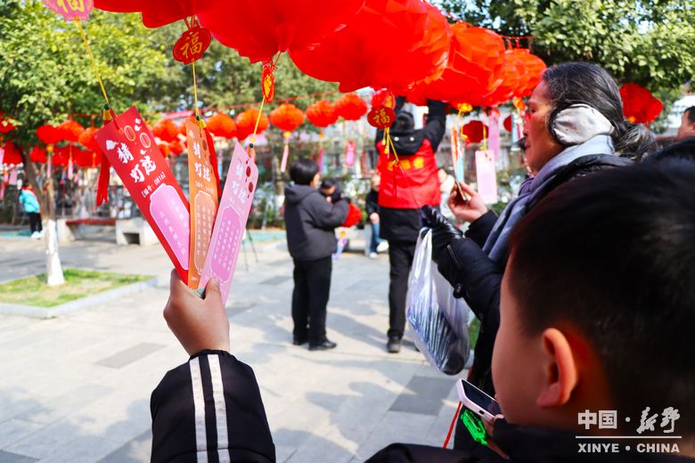 民俗欢腾闹元夕 华灯溢彩赴春约