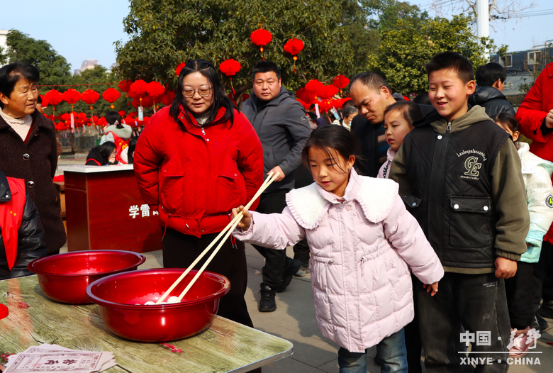 民俗欢腾闹元夕 华灯溢彩赴春约