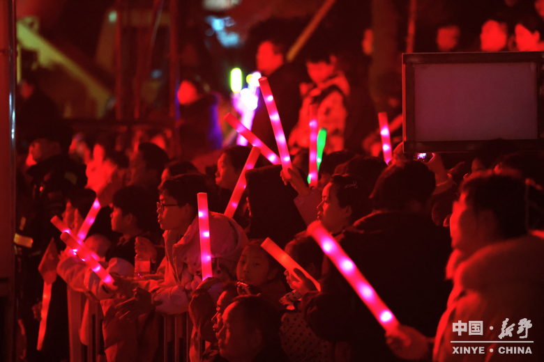 民俗欢腾闹元夕 华灯溢彩赴春约