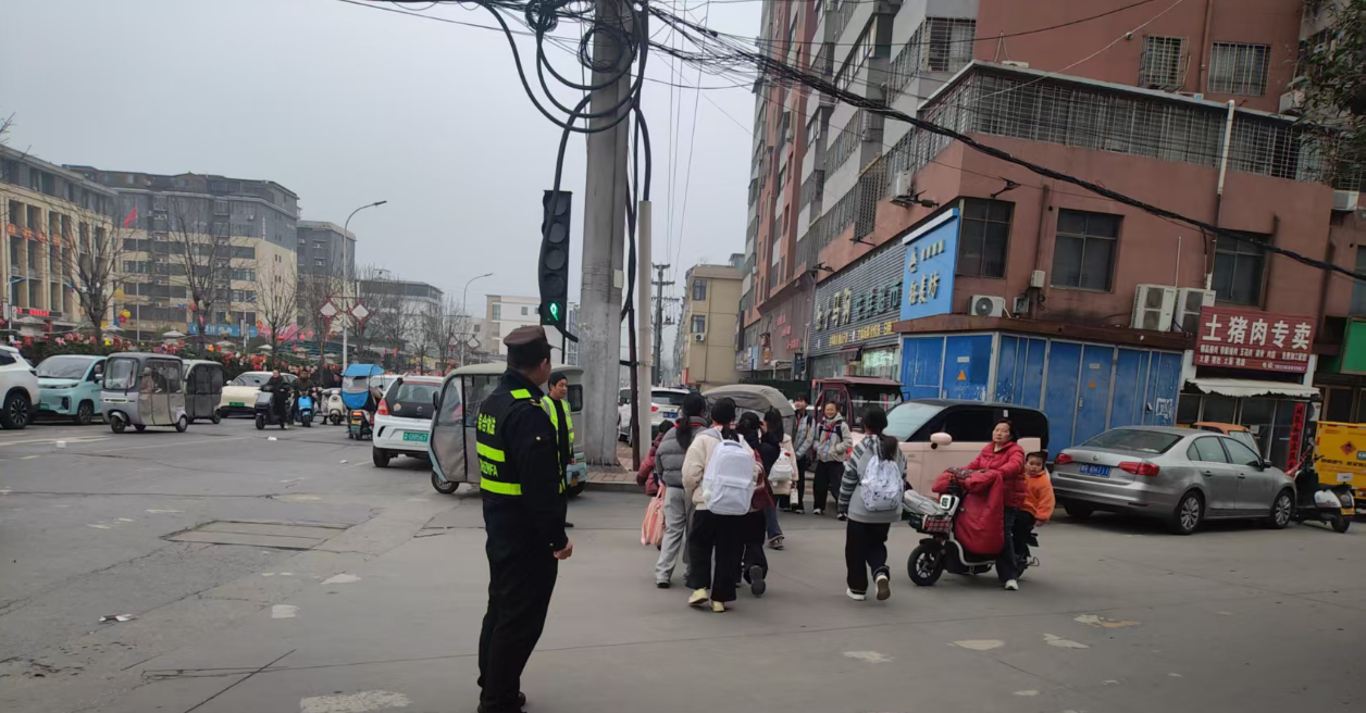 西峡城管开启2026春季“护学模式”