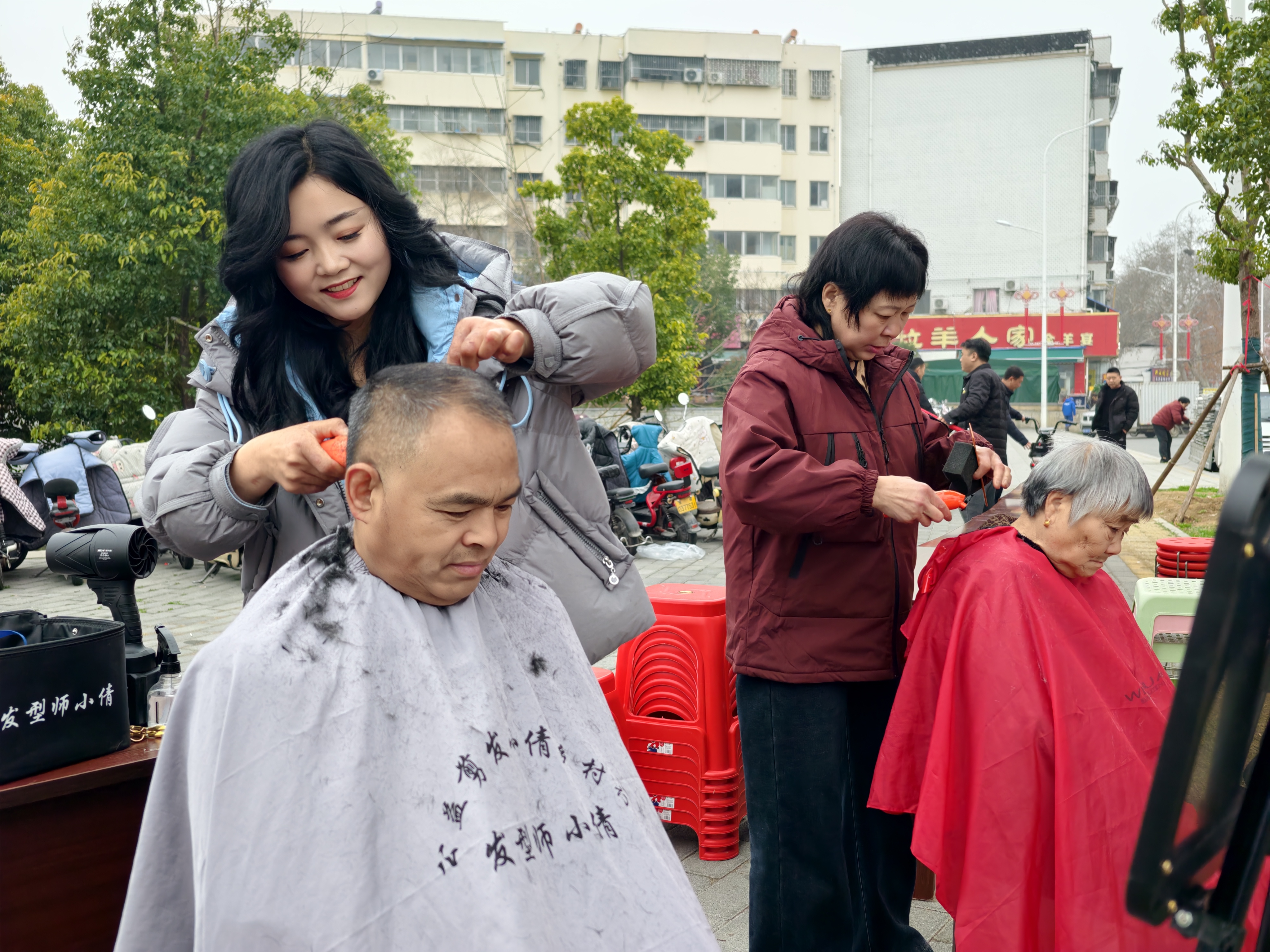 南阳退役军人志愿者走进社区续写雷锋故事新篇