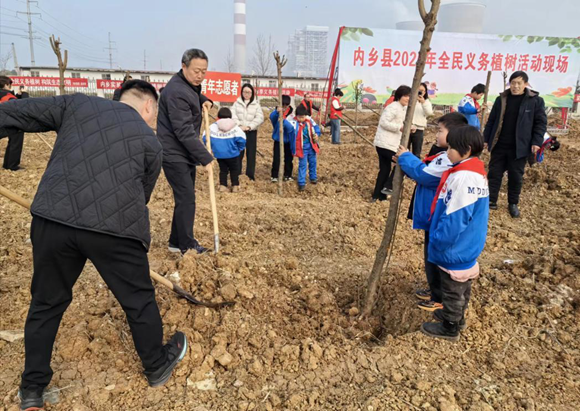 内乡县审计局志愿者植树播绿