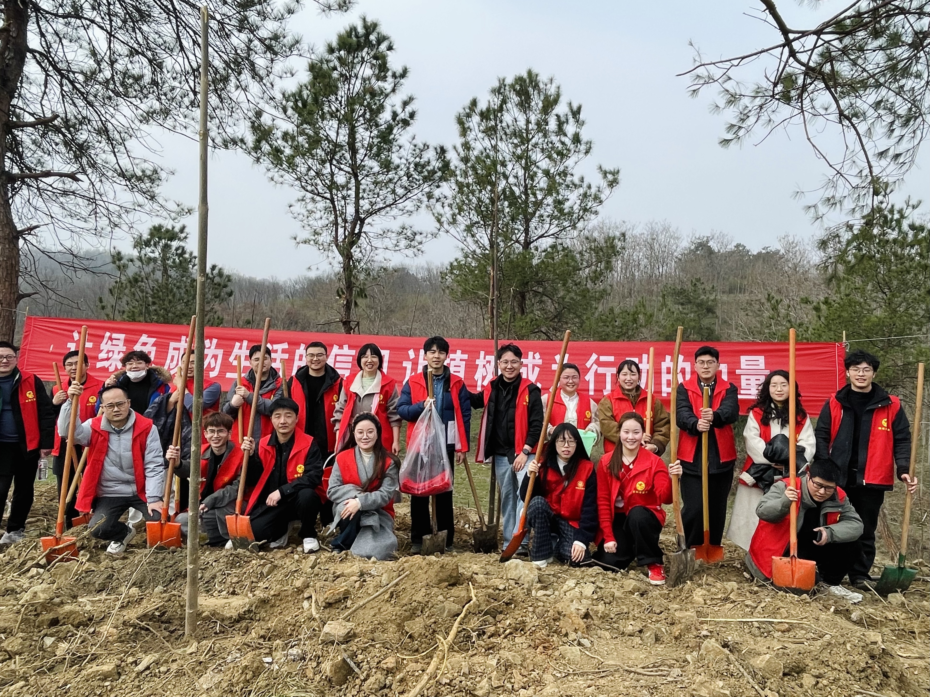 桐柏县人社局开展义务植树活动 为生态建设增绿添彩