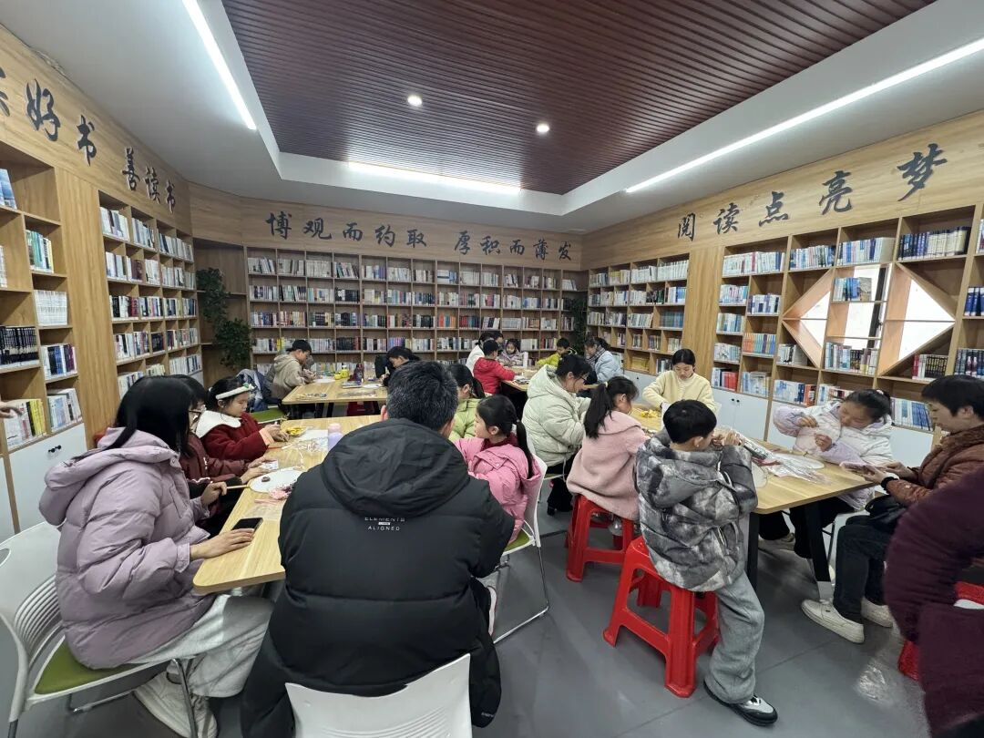 社旗县图书馆举办“送给妈妈的礼物”非遗花韵团扇手工制作活动