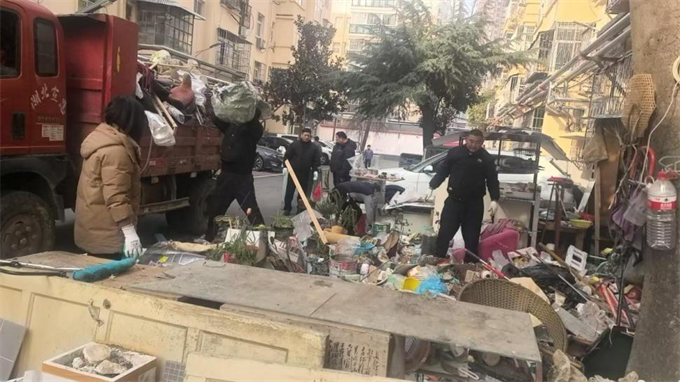 卧龙区：一天清座“杂物山”