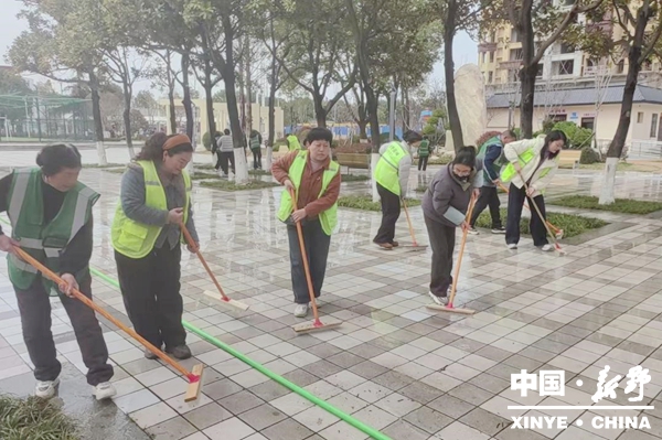 春风拂面添新景 清扫保洁护花容——县园林中心集中开展广场游园清扫整治护航赏花旅游季