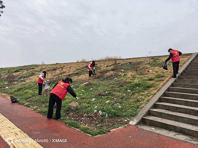 守护碧水清波 共建美丽家园 唐河县水利局开展尾水公园堤防环境清理行动