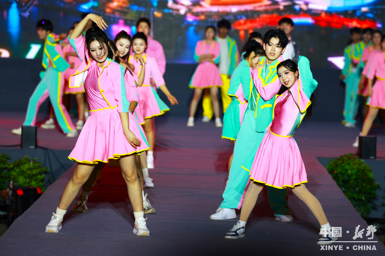 春夜新野 花漾笙歌<br>——新野县2026年春季赏花旅游季暨文旅促消费活动<br>开幕式文艺晚会掠影 春夜新野 花漾笙歌<br>——新野县2026年春季赏花旅游季暨文旅促消费活动<br>开幕式文艺晚会掠影