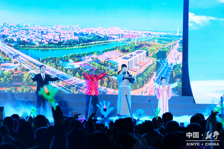 春夜新野 花漾笙歌<br>——新野县2026年春季赏花旅游季暨文旅促消费活动<br>开幕式文艺晚会掠影 春夜新野 花漾笙歌<br>——新野县2026年春季赏花旅游季暨文旅促消费活动<br>开幕式文艺晚会掠影