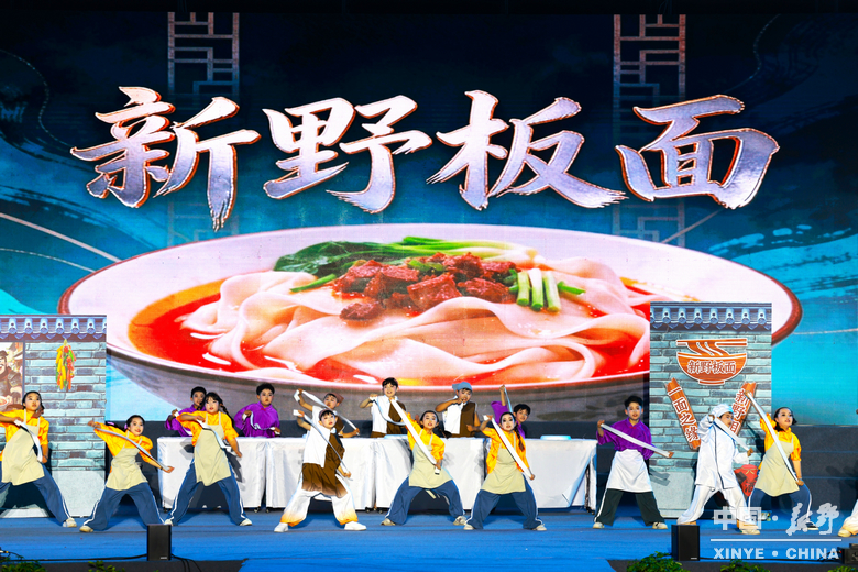 春夜新野 花漾笙歌<br>——新野县2026年春季赏花旅游季暨文旅促消费活动<br>开幕式文艺晚会掠影 春夜新野 花漾笙歌<br>——新野县2026年春季赏花旅游季暨文旅促消费活动<br>开幕式文艺晚会掠影