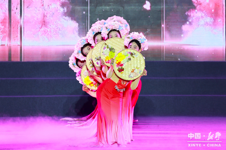 春夜新野 花漾笙歌<br>——新野县2026年春季赏花旅游季暨文旅促消费活动<br>开幕式文艺晚会掠影 春夜新野 花漾笙歌<br>——新野县2026年春季赏花旅游季暨文旅促消费活动<br>开幕式文艺晚会掠影