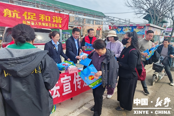 县司法局：桃花节里普法忙 法治春风润民心