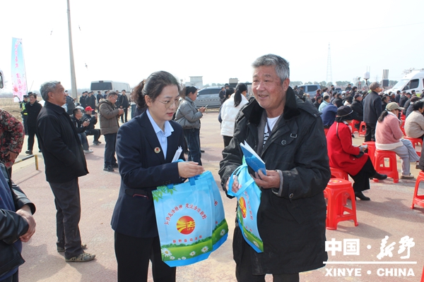 县司法局：桃花节里普法忙 法治春风润民心