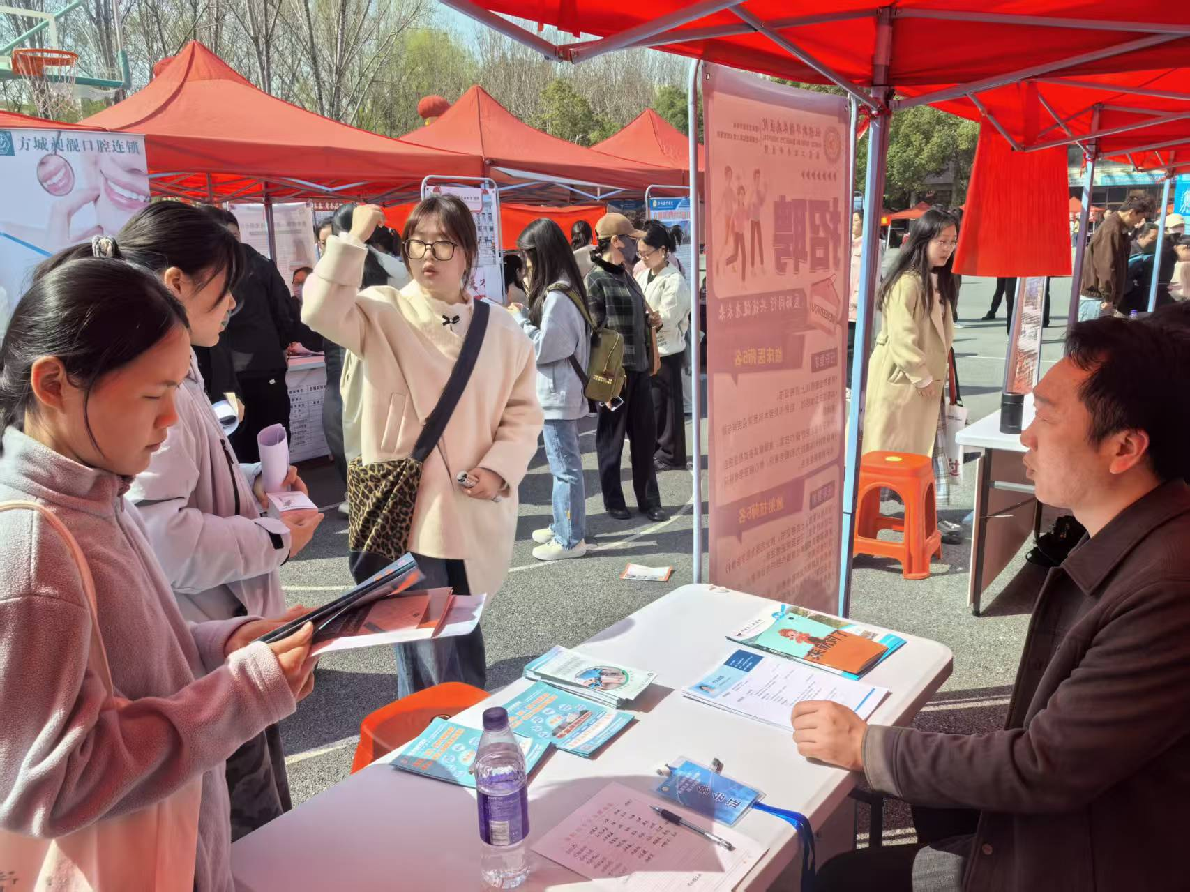 社旗县组织民营医院参加南阳医专“2026春季”专场招聘会 社旗县组织民营医院参加南阳医专“2026春季”专场招聘会