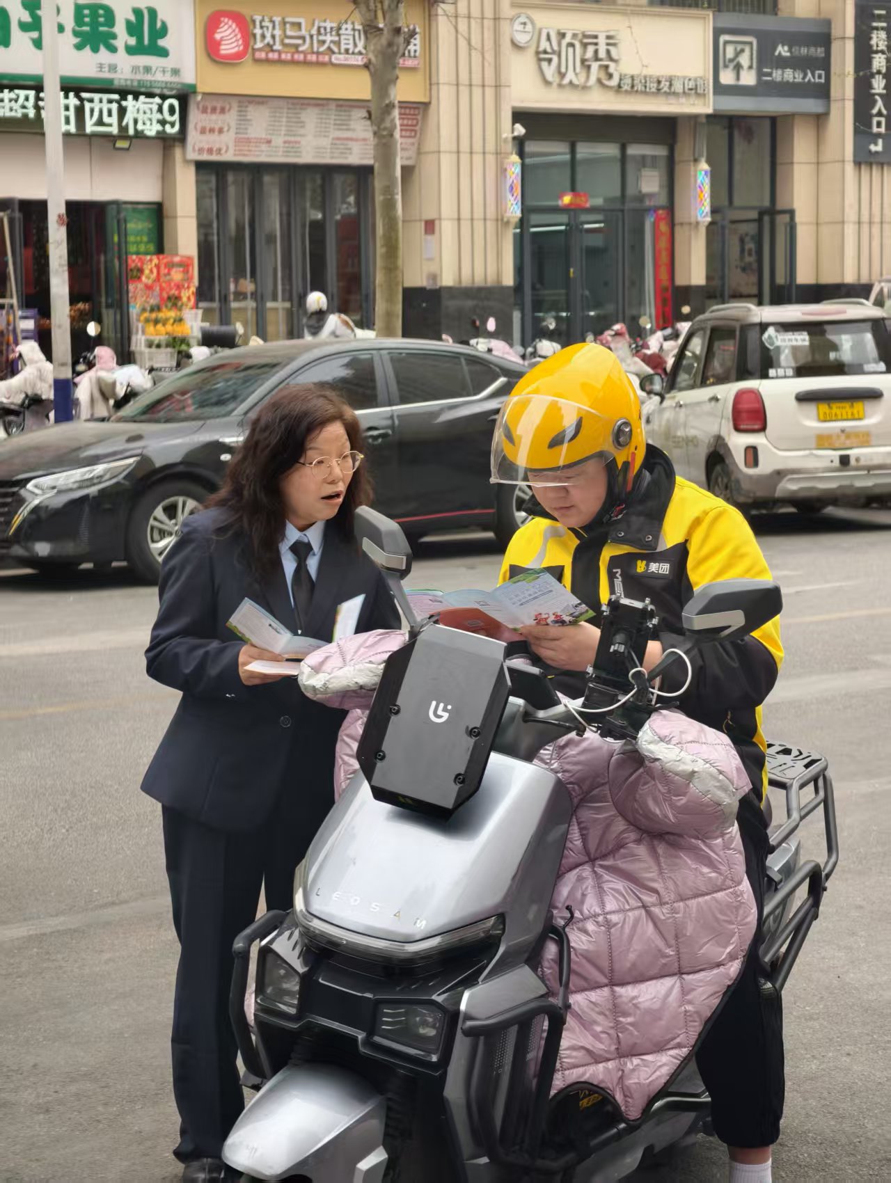 “走进奔跑者  保障与你同行”<br> ——南阳市人社局开展2026年全国12333统一咨询日活动