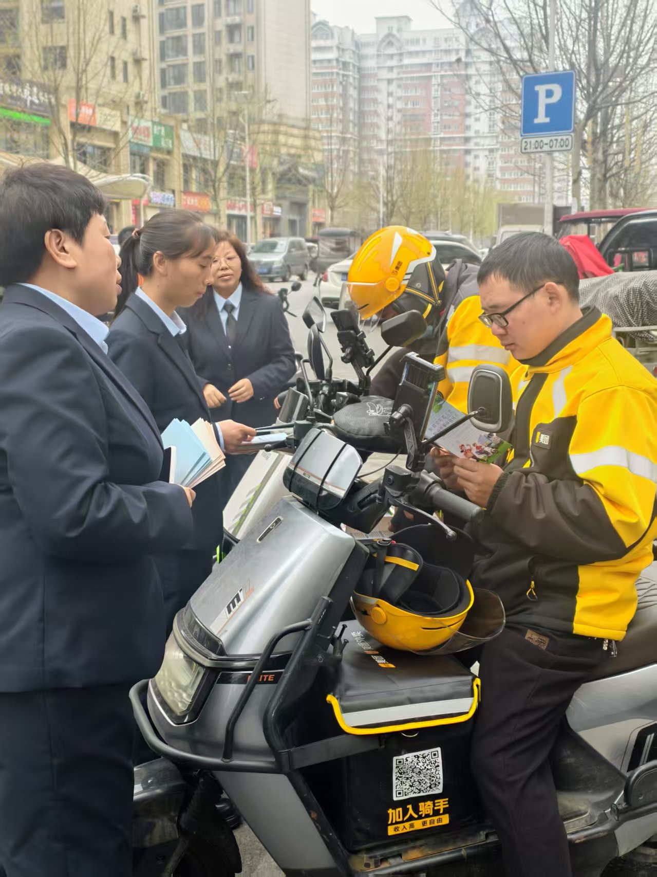 “走进奔跑者  保障与你同行”<br> ——南阳市人社局开展2026年全国12333统一咨询日活动