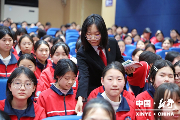 法护花开 健康成长——县人民法院开展女生青春期健康与安全防护专题讲座