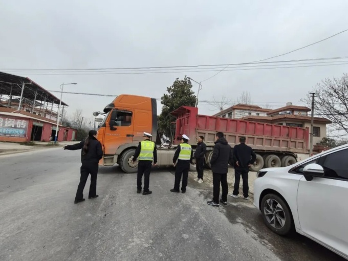 西峡:重拳治渣土 守护“西峡蓝” 西峡:重拳治渣土 守护“西峡蓝”