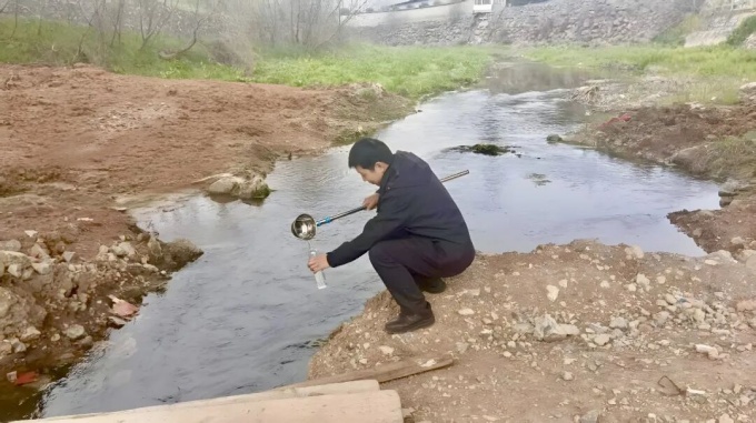 淅川分局开展地表水采样监测 筑牢水生态安全屏障