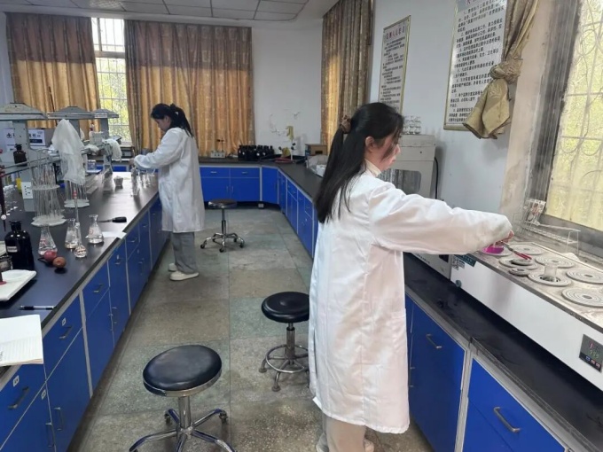 淅川分局开展地表水采样监测 筑牢水生态安全屏障