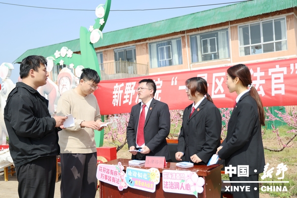 桃花灼灼 法治同行——县人民法院开展“一景区一法官”普法宣传活动