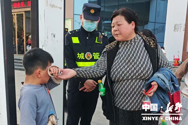 市民点赞：新野的郁金香美，花海里的“城管蓝”更美