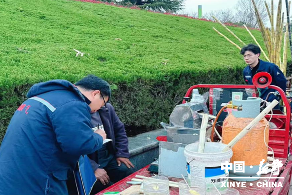 市民点赞：新野的郁金香美，花海里的“城管蓝”更美