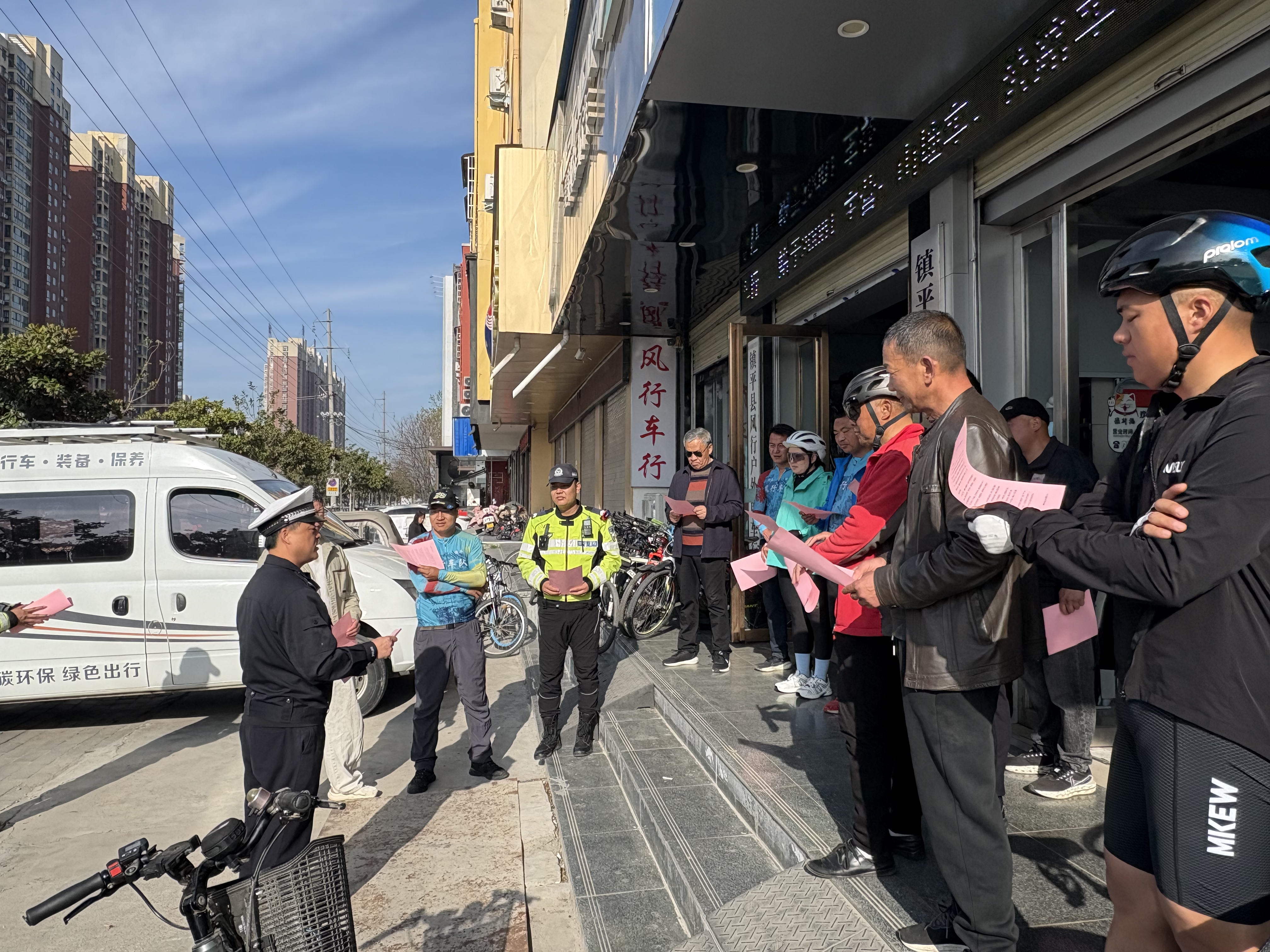 春日骑行享春光 安全护航不松懈！镇平交警走进骑行协会宣讲交通安全