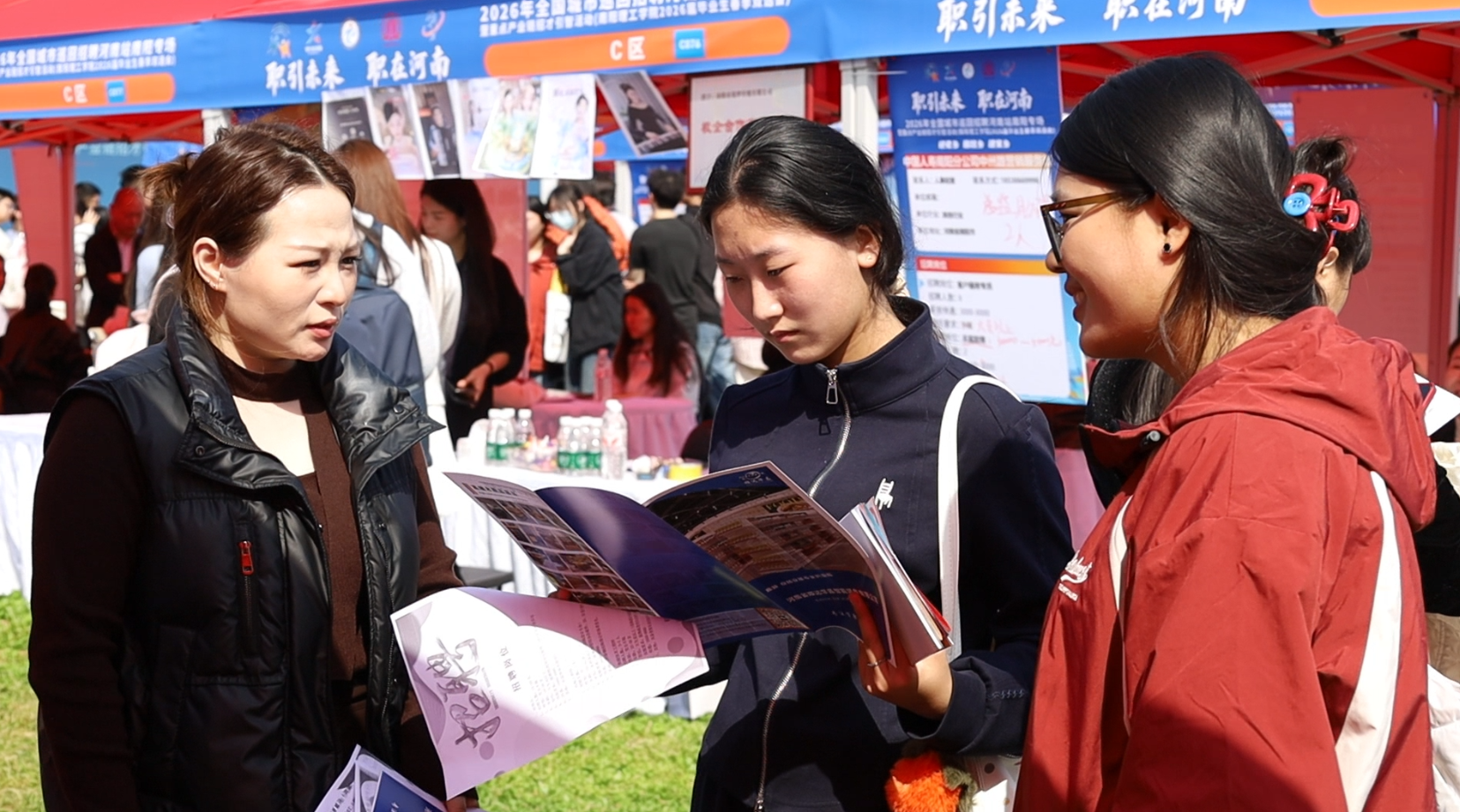 2026年南阳市“迎老乡 回故乡 建家乡”活动专场招聘会成功举办 2026年南阳市“迎老乡 回故乡 建家乡”活动专场招聘会成功举办