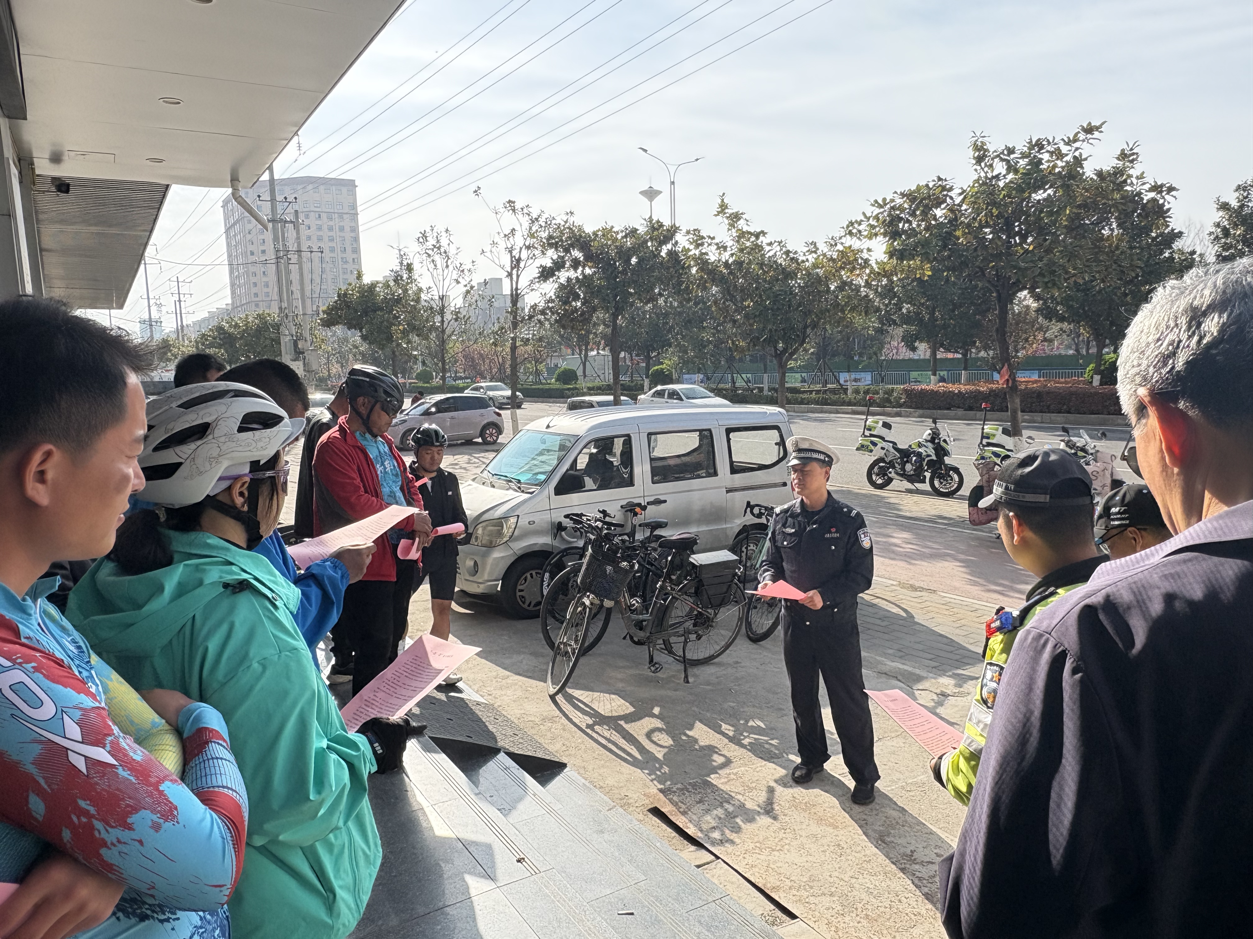 春日骑行享春光 安全护航不松懈！镇平交警走进骑行协会宣讲交通安全