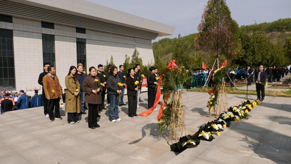 南阳市卧龙区审计局开展“我们的节日.清明”祭英烈活动