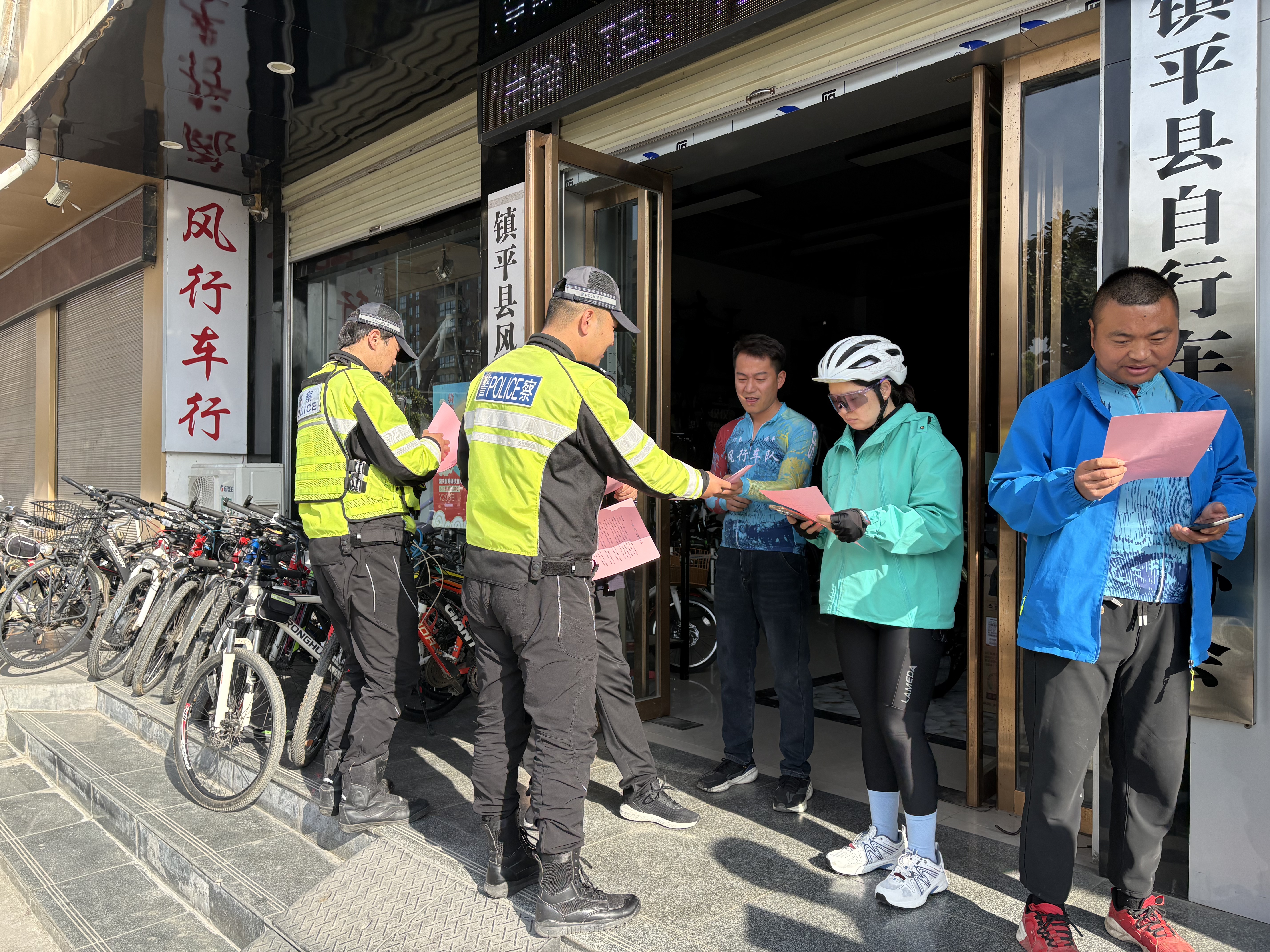 春日骑行享春光 安全护航不松懈！镇平交警走进骑行协会宣讲交通安全