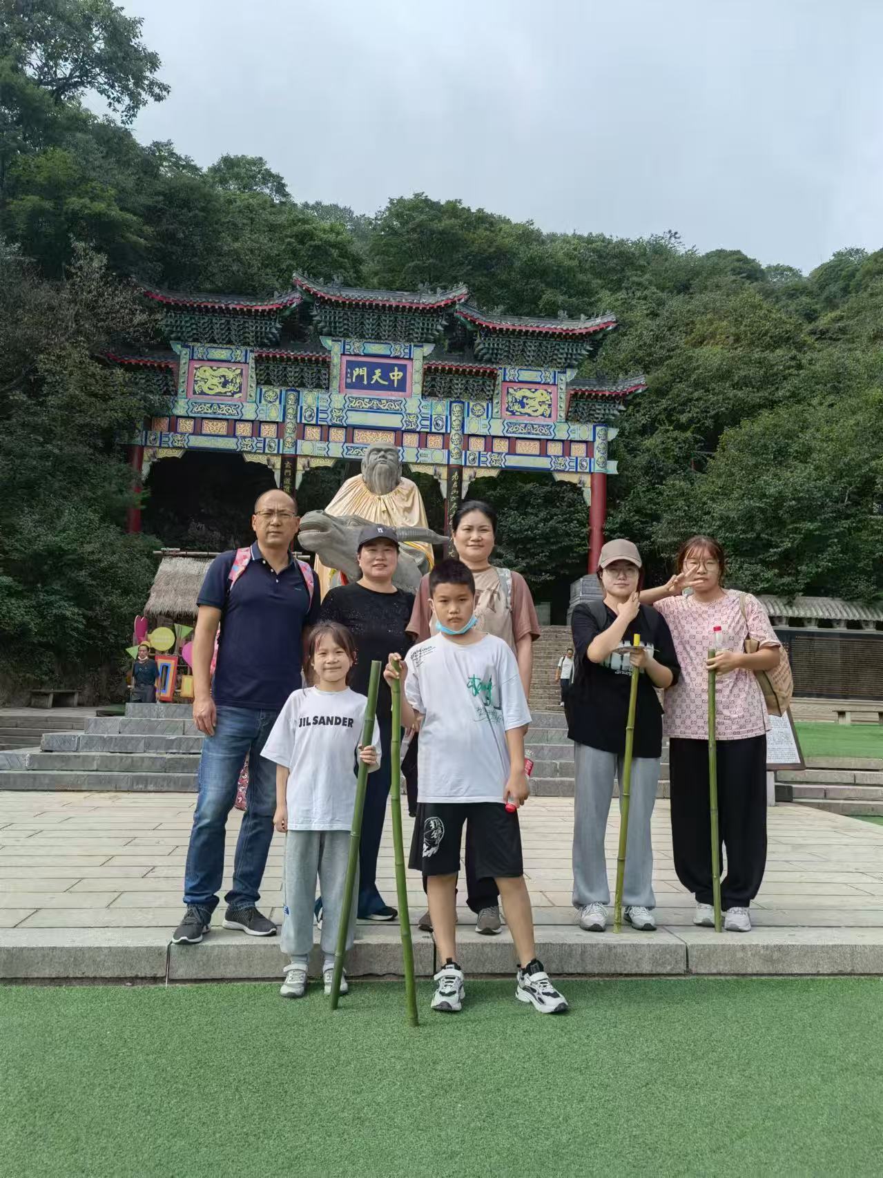 641756024691492 5:张红家庭.jpg